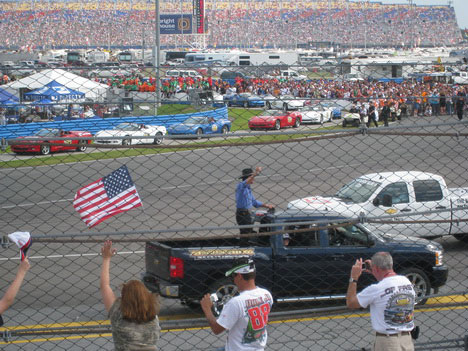 Parade kørsel med Richard Petty, manden der snuppede pokaler i 70'erne.
(Foto: Paul Funis Nielsen)